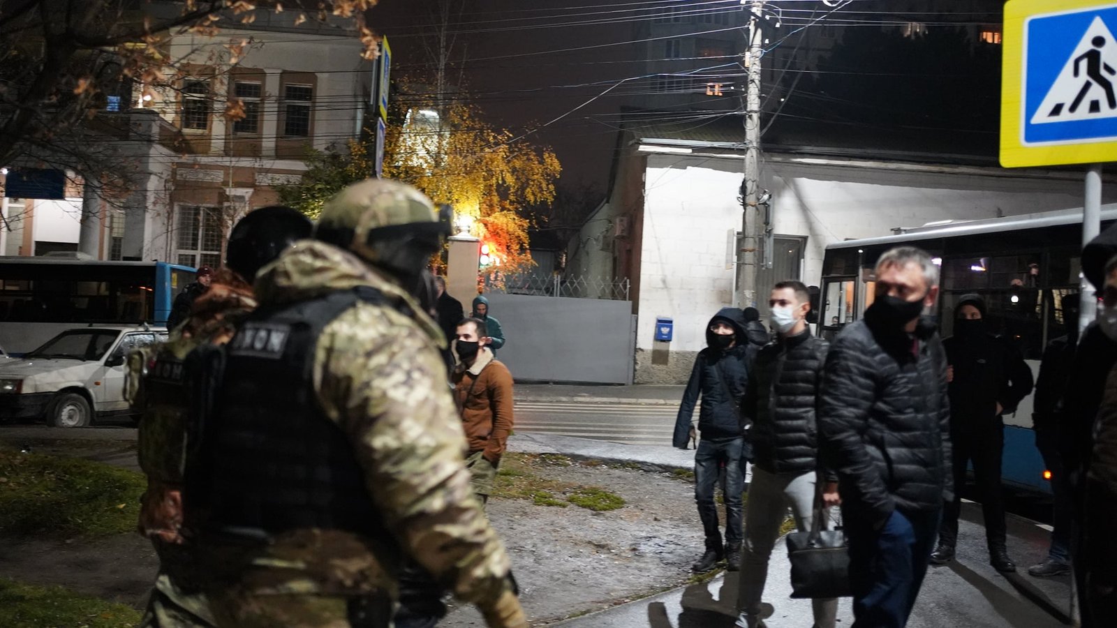 В окупованому Криму затримали понад 30 активістів, які прийшли зустрічати звільненого з ізолятора адвоката 1