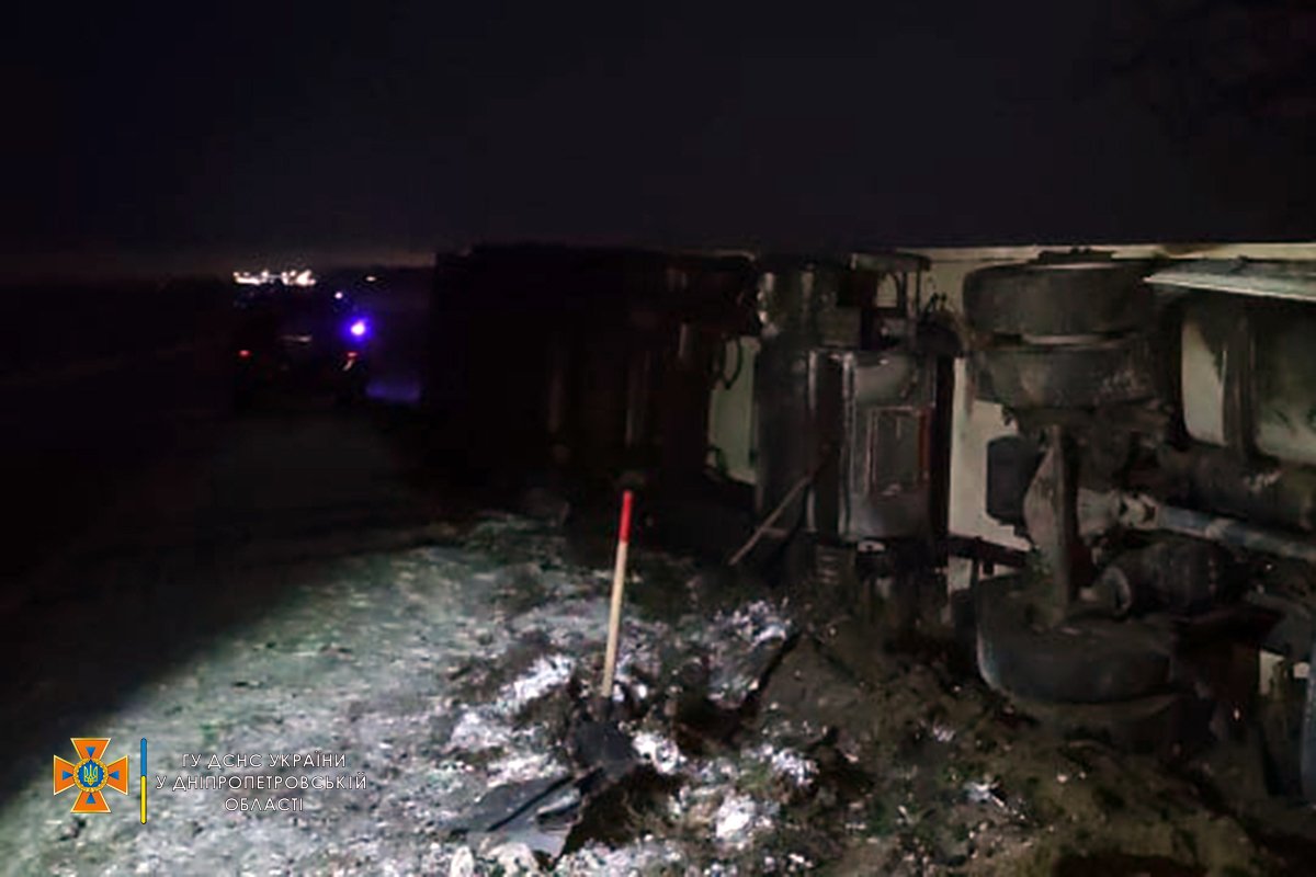 На трассе в Днепропетровской области перевернулась фура с мандаринками 2