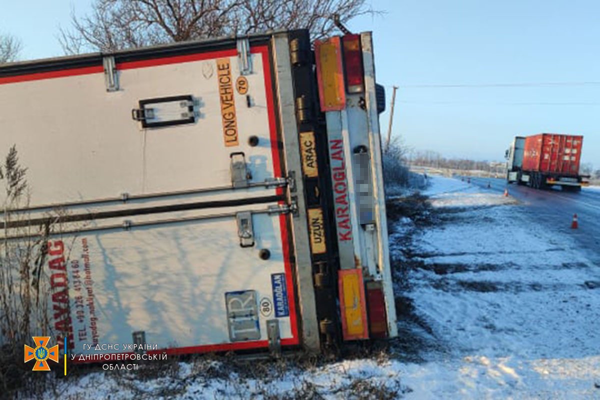 На трассе в Днепропетровской области перевернулась фура с мандаринками 7