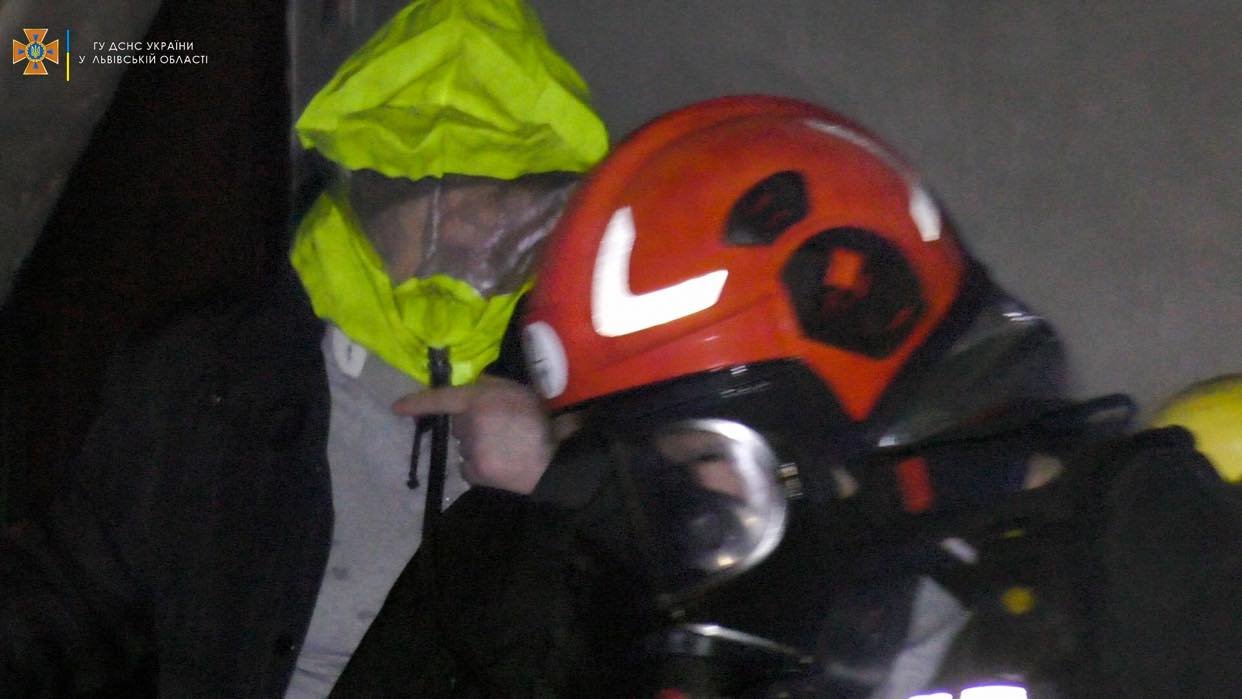 Во Львове из-за пожара в четырёхэтажке погибла женщина, ещё 11 человек спасли 1