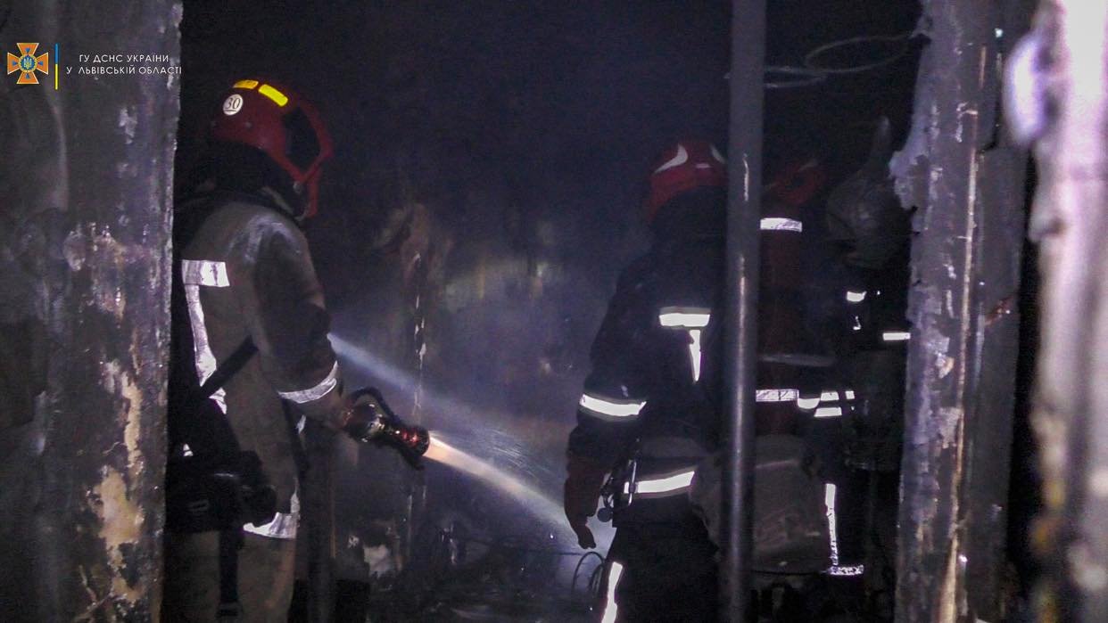 Во Львове из-за пожара в четырёхэтажке погибла женщина, ещё 11 человек спасли 2