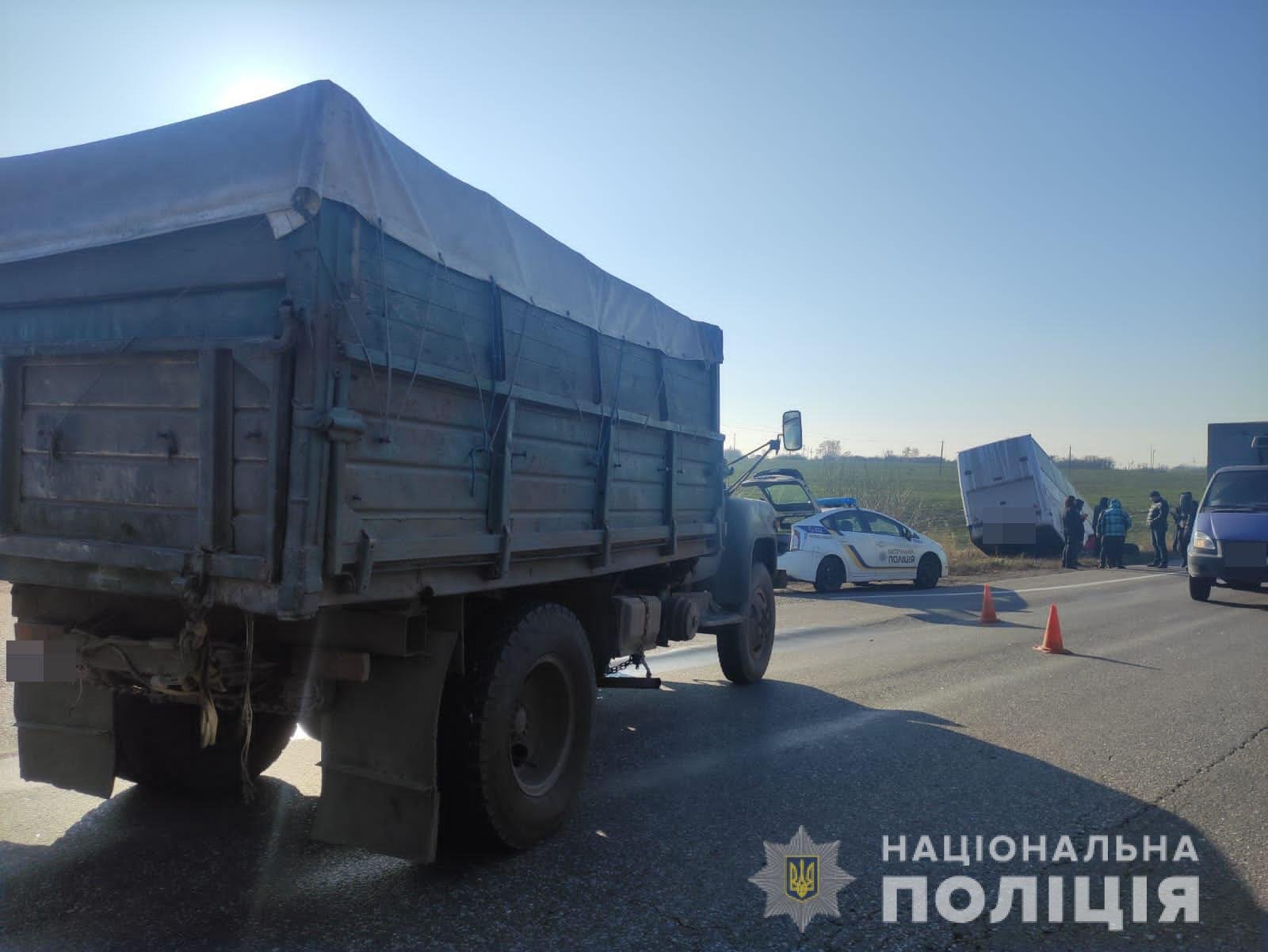 На трасі під Харковом автобус із пасажирами вилетів у кювет: є постраждалі 1