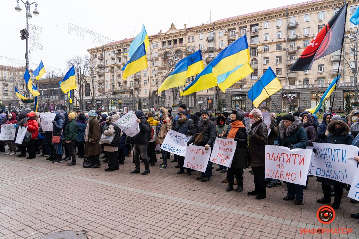 «Стоп тарифный геноцид» в центре Киева сотни людей «хоронили» платёжки по ЖКХ и жгли фаера 16