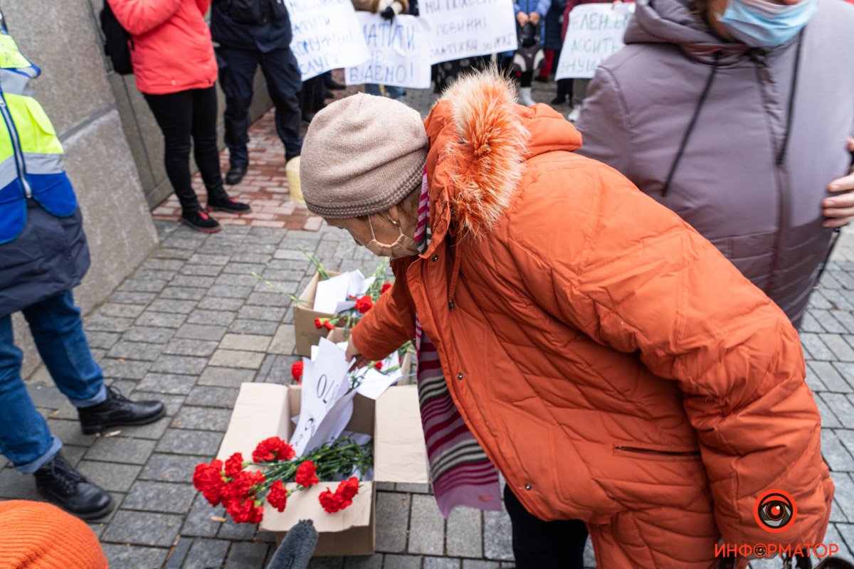 «Стоп тарифный геноцид» в центре Киева сотни людей «хоронили» платёжки по ЖКХ и жгли фаера 11