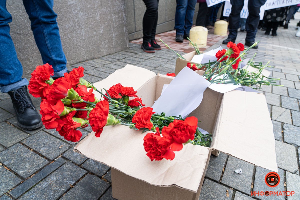 «Стоп тарифный геноцид» в центре Киева сотни людей «хоронили» платёжки по ЖКХ и жгли фаера 12