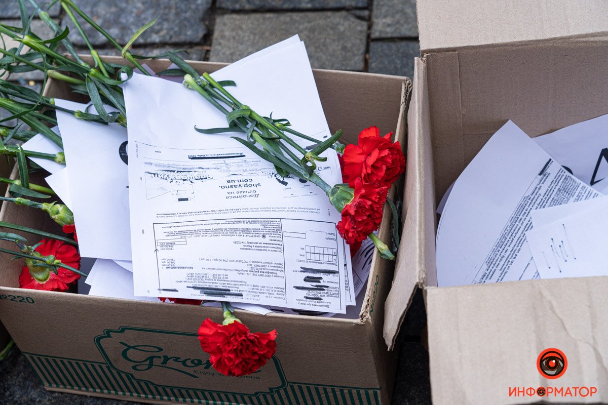 «Стоп тарифный геноцид» в центре Киева сотни людей «хоронили» платёжки по ЖКХ и жгли фаера 13