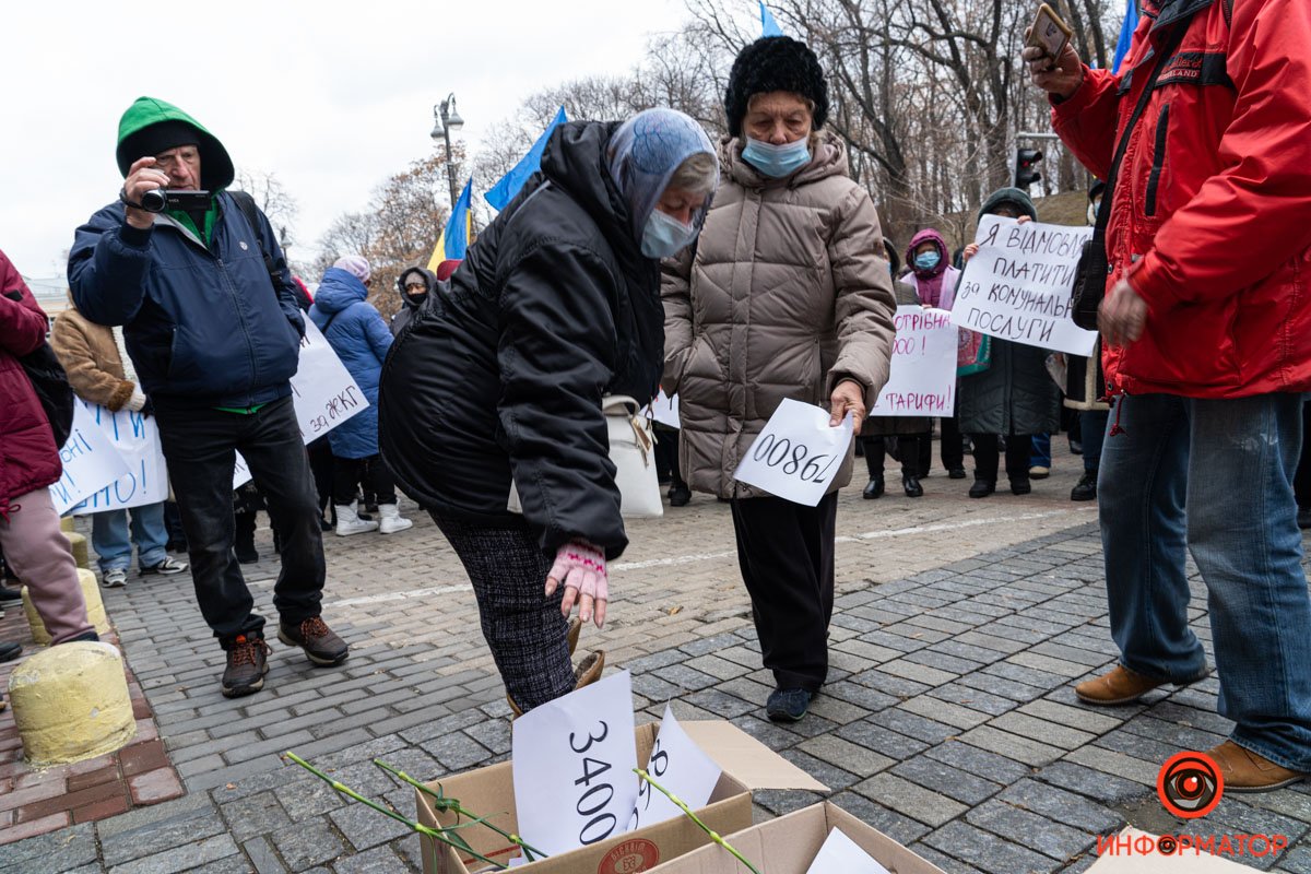 «Стоп тарифный геноцид» в центре Киева сотни людей «хоронили» платёжки по ЖКХ и жгли фаера 14