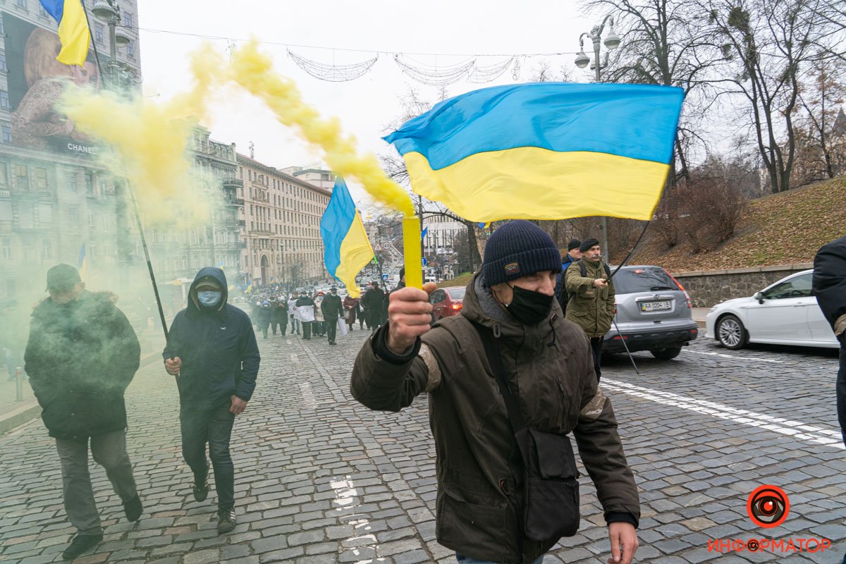 «Стоп тарифный геноцид» в центре Киева сотни людей «хоронили» платёжки по ЖКХ и жгли фаера 3