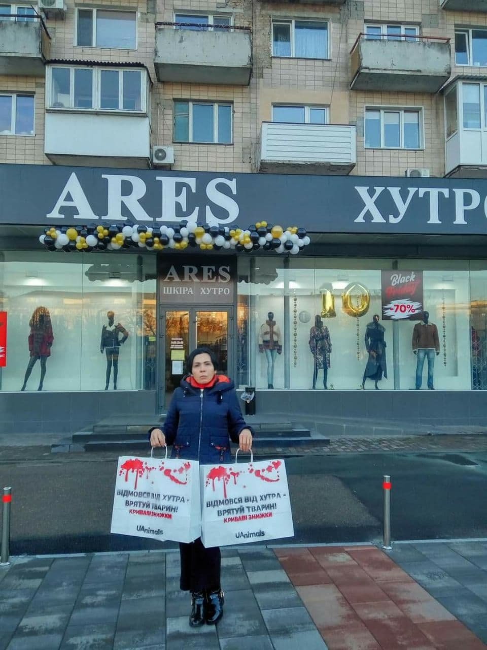 «Кровавые скидки»: перед «Чёрной пятницей» активисты вышли на митинги под магазинами по всей Украине 3