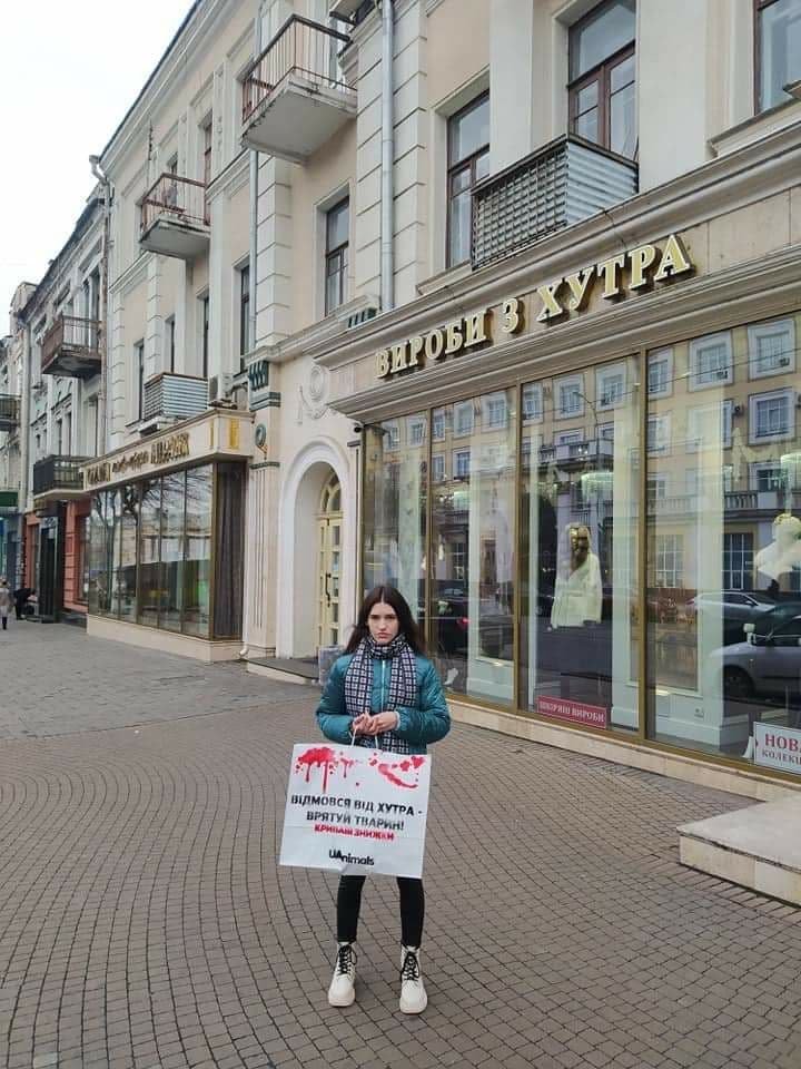 «Кровавые скидки»: перед «Чёрной пятницей» активисты вышли на митинги под магазинами по всей Украине 4