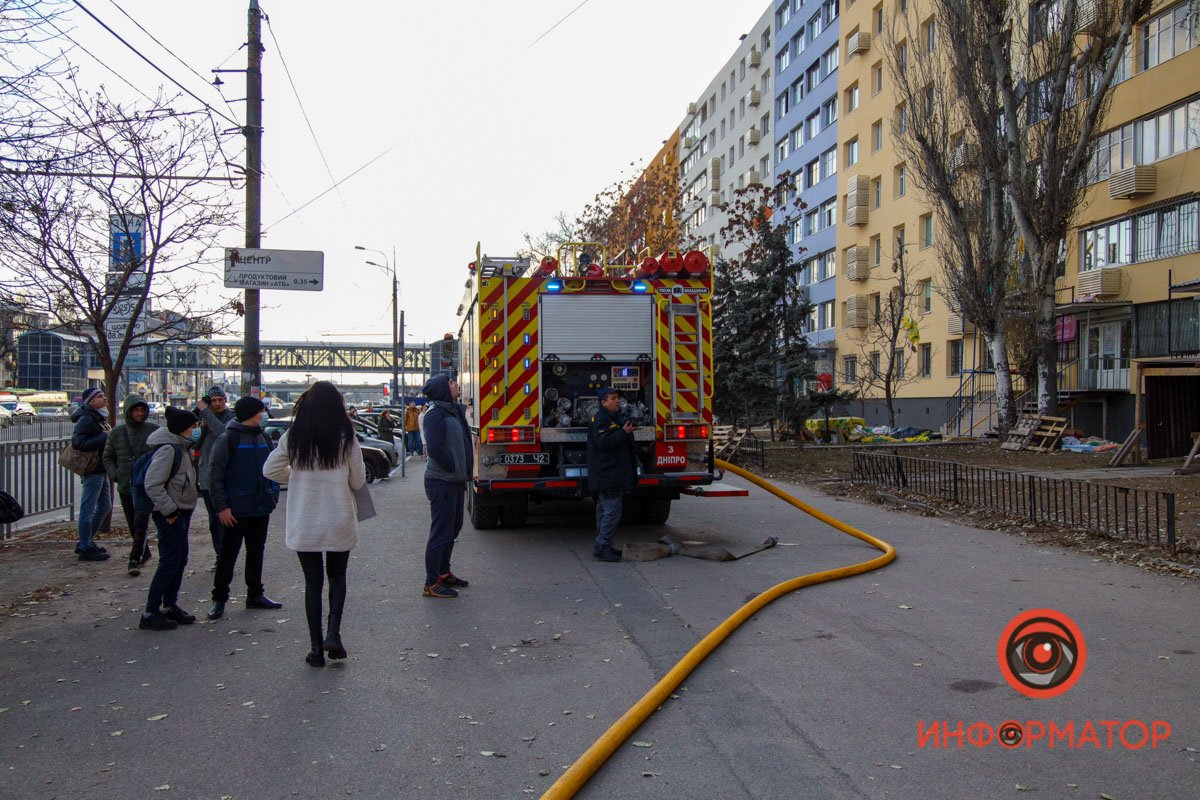 У Дніпрі горів дах багатоповерхівки: мешканців евакуювали, є постраждала 2