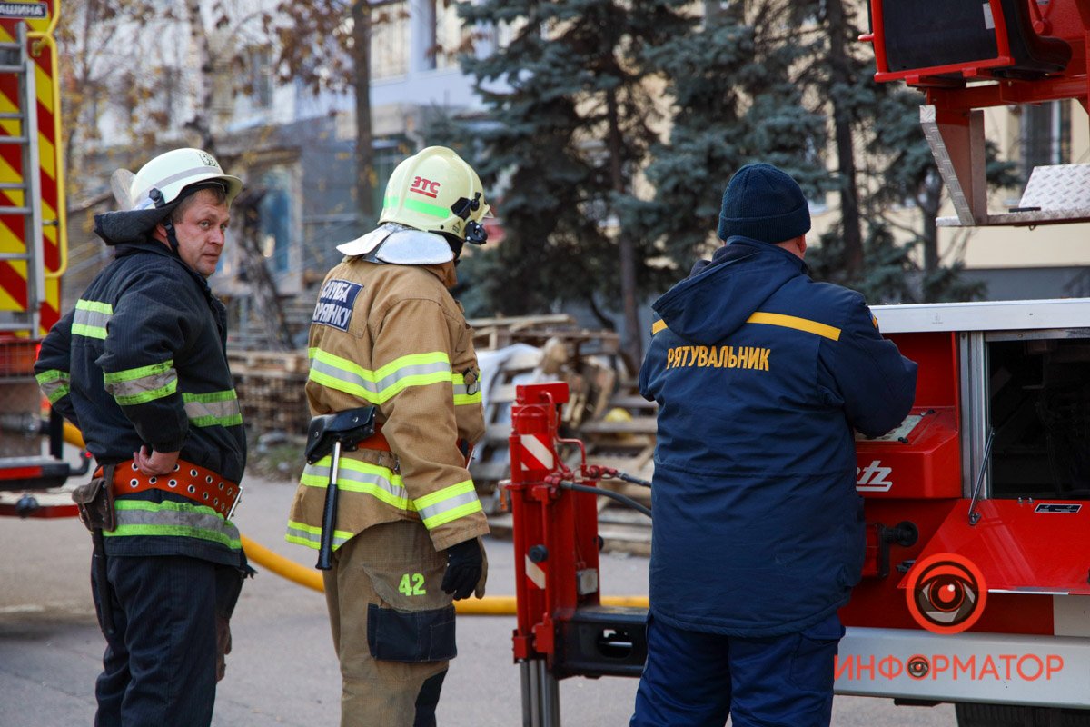 У Дніпрі горів дах багатоповерхівки: мешканців евакуювали, є постраждала 5