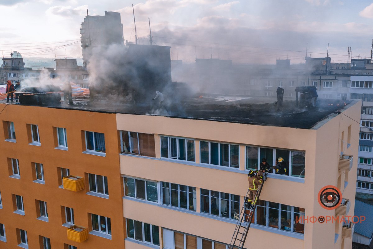 У Дніпрі горів дах багатоповерхівки: мешканців евакуювали, є постраждала 12