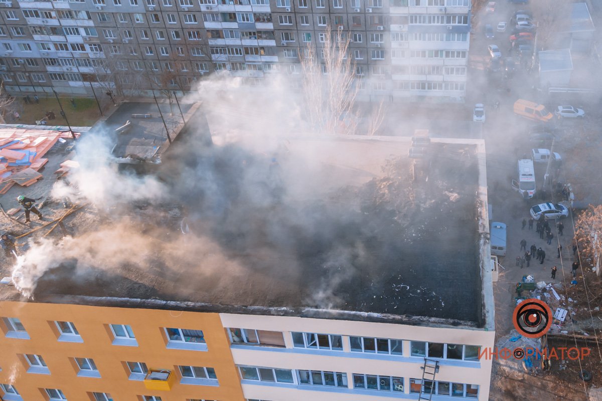 У Дніпрі горів дах багатоповерхівки: мешканців евакуювали, є постраждала 13