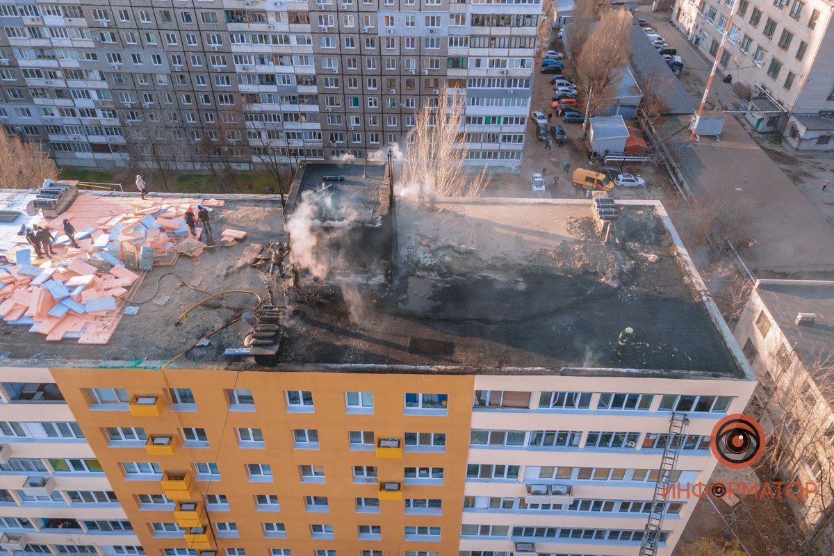 У Дніпрі горів дах багатоповерхівки: мешканців евакуювали, є постраждала 14