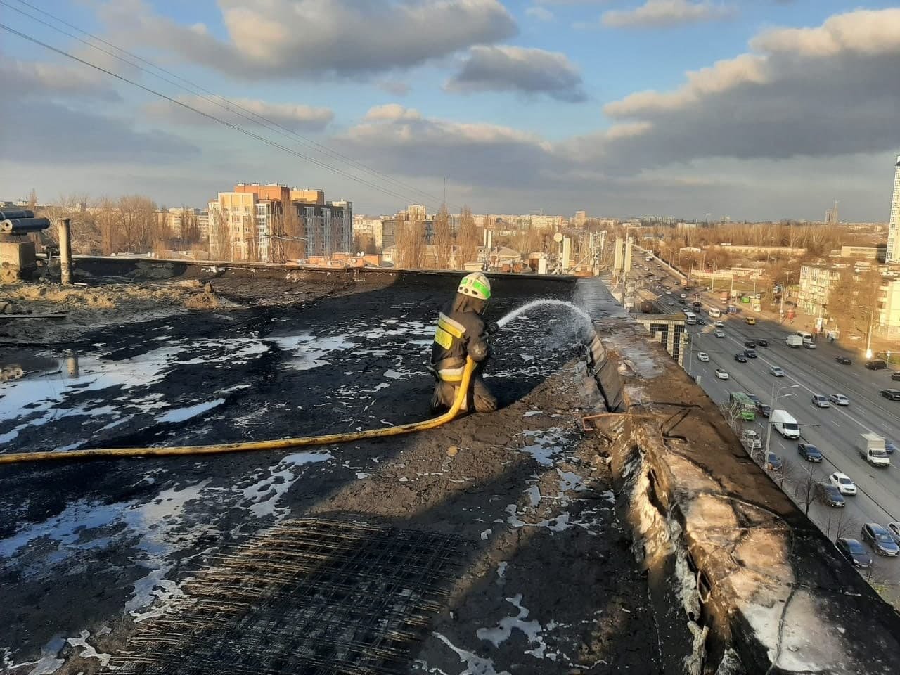У Дніпрі горів дах багатоповерхівки: мешканців евакуювали, є постраждала 19