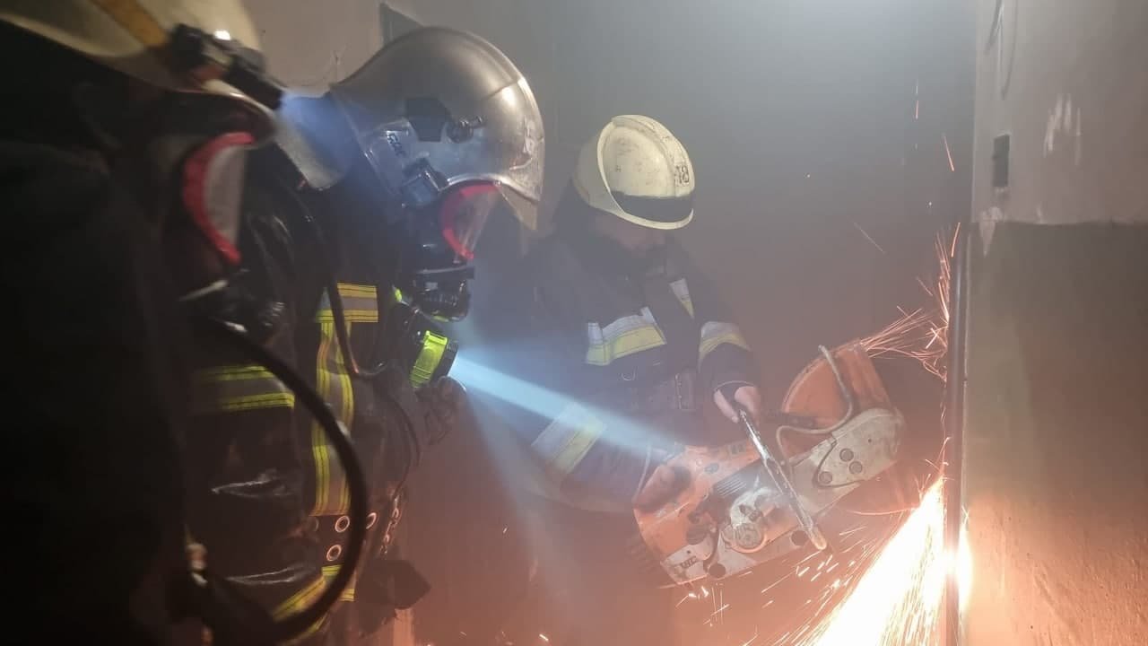У Дніпрі горів дах багатоповерхівки: мешканців евакуювали, є постраждала 22