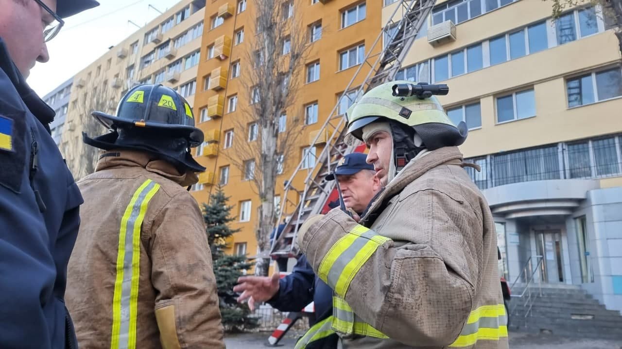 У Дніпрі горів дах багатоповерхівки: мешканців евакуювали, є постраждала 23
