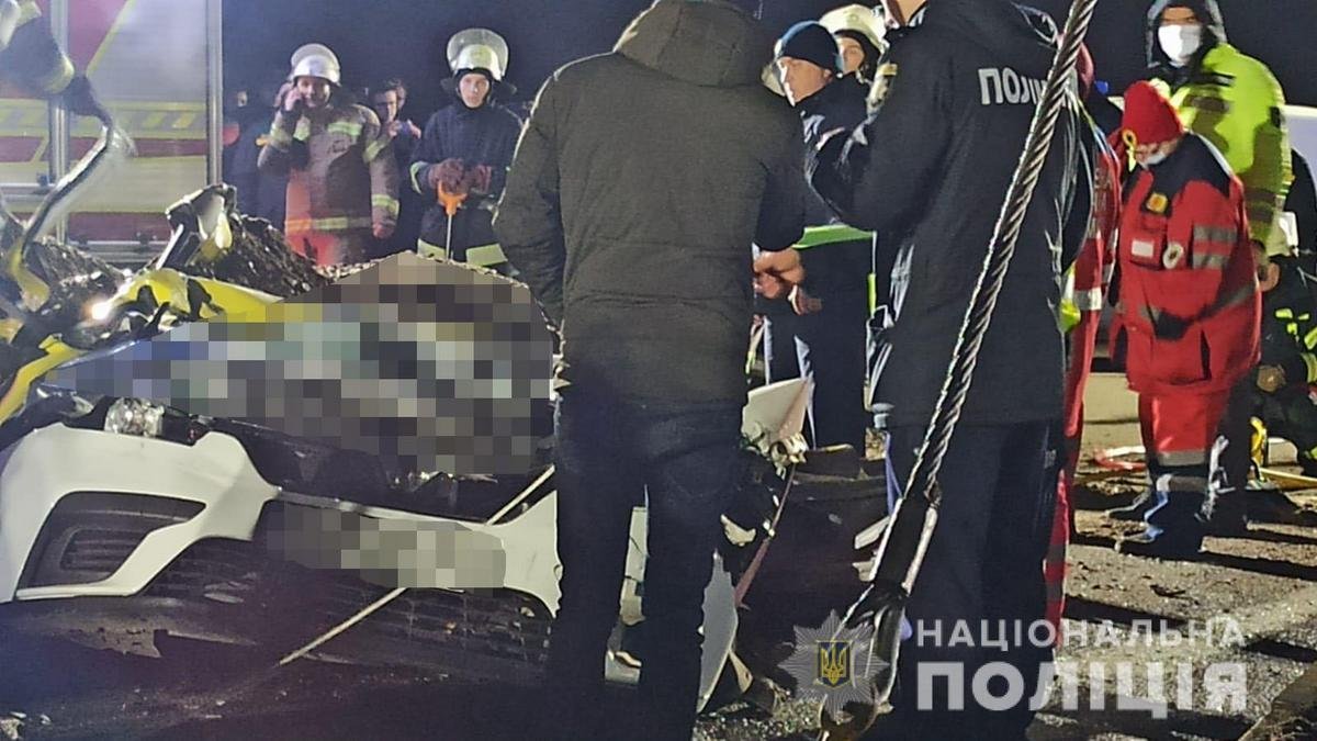 На окружной в Харькове фура раздавила такси, в котором ехали бабушка с 3-летней девочкой: подробности и видео момента аварии 1
