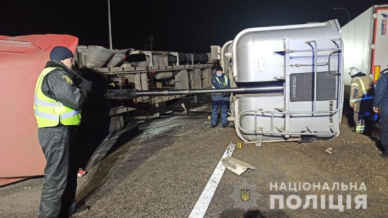 В Харькове фура раздавила такси с пассажирами. В крови водителя кроме алкоголя нашли наркотики 4
