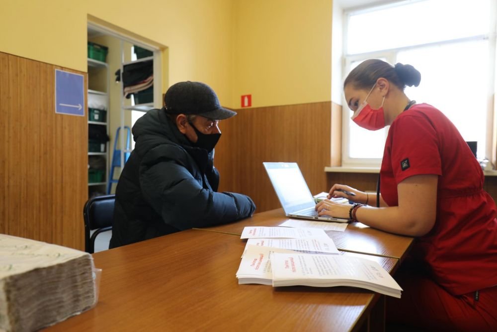 Во Львове бездомных начали вакцинировать от коронавируса 3