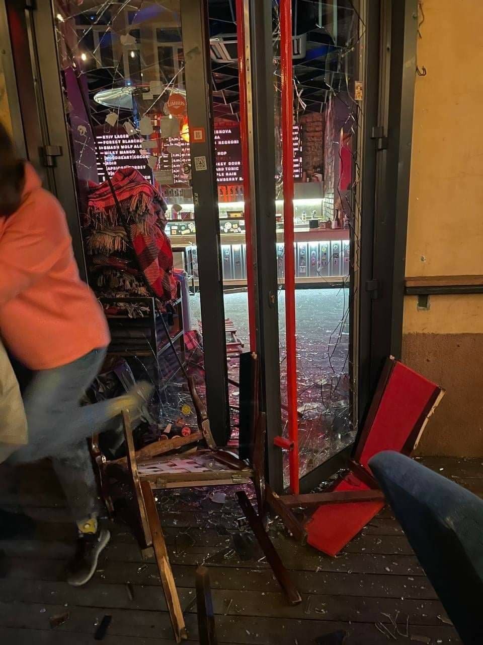 В Киеве на Подоле разгромили бар: разбили окна и залили слезоточивый газ 2
