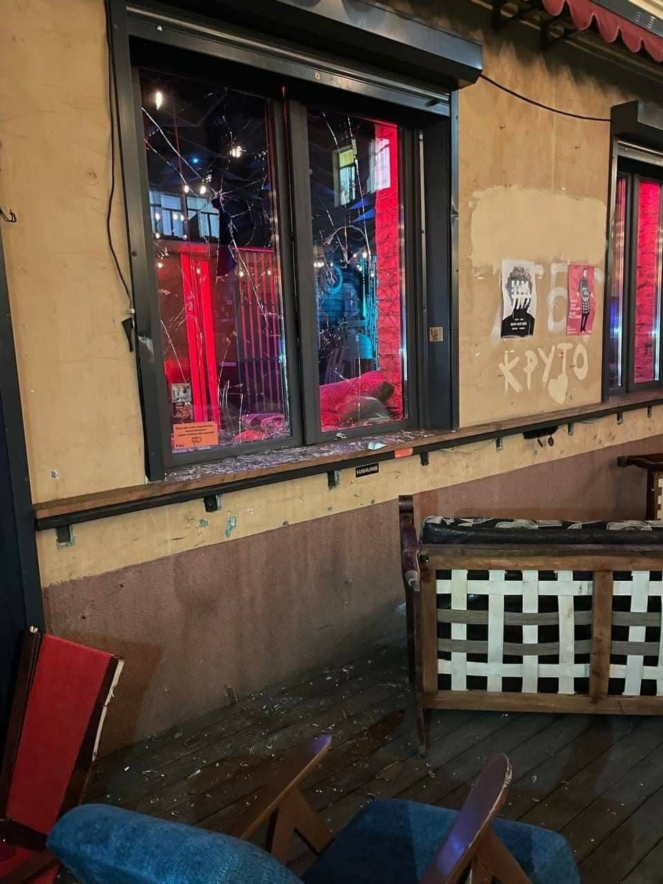 В Киеве на Подоле разгромили бар: разбили окна и залили слезоточивый газ 1