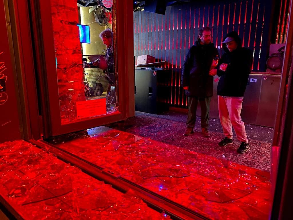 В Киеве на Подоле разгромили бар: разбили окна и залили слезоточивый газ 3