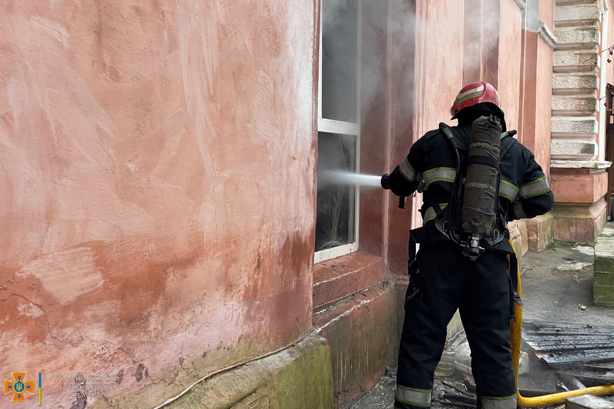 Пожежа в обласній лікарні у Чернівцях: рятувальники боролися з вогнем близько години 1