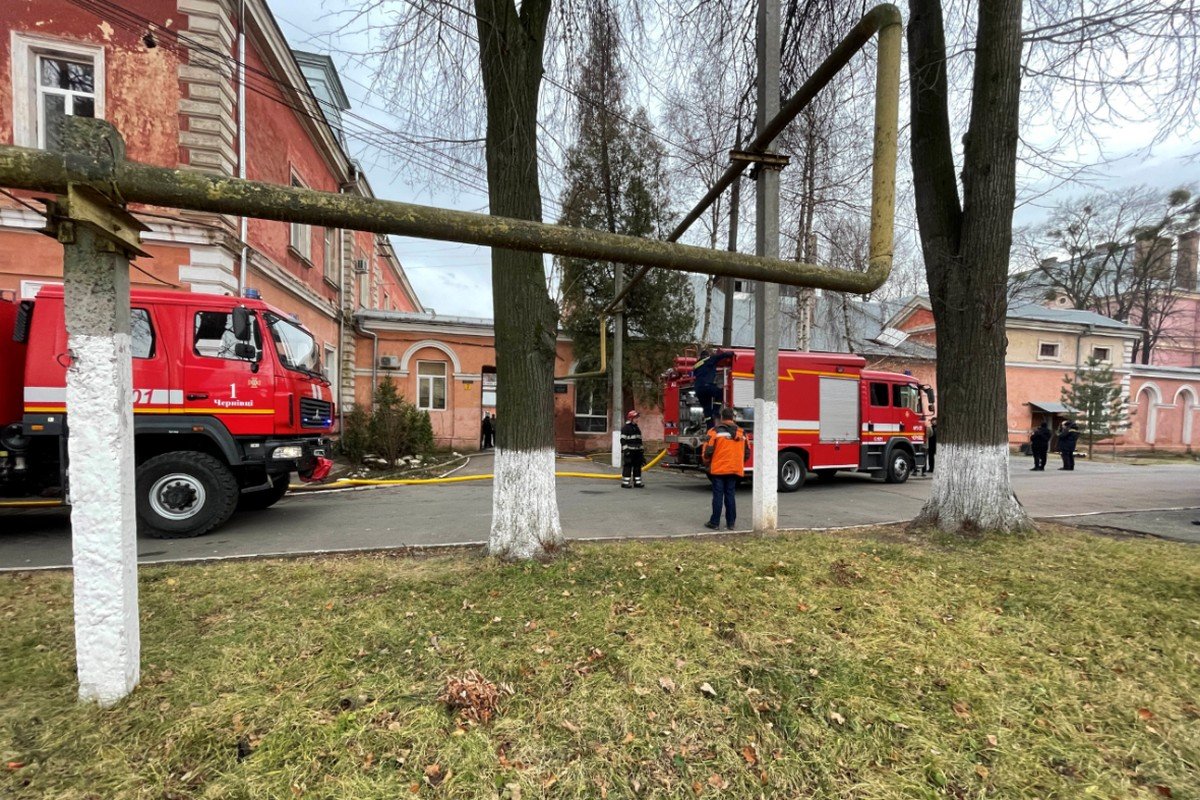 Пожежа в обласній лікарні у Чернівцях: рятувальники боролися з вогнем близько години 2
