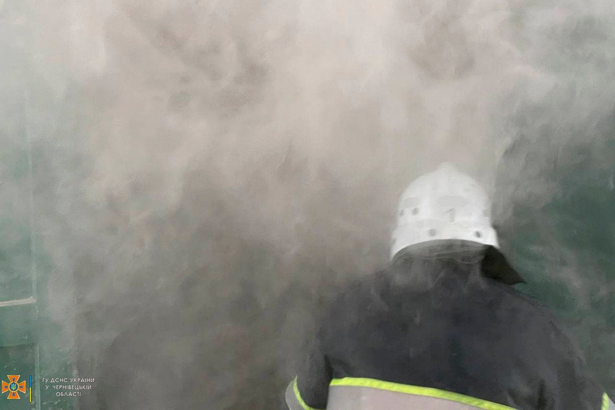 Пожежа в обласній лікарні у Чернівцях: рятувальники боролися з вогнем близько години 3