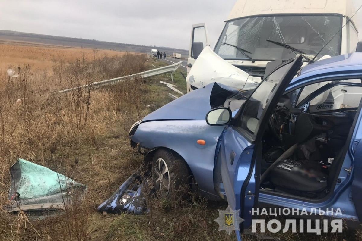 На трассе под Одессой Daewoo вылетел на "встречку" и врезался в грузовик: погиб 5-летний мальчик 1