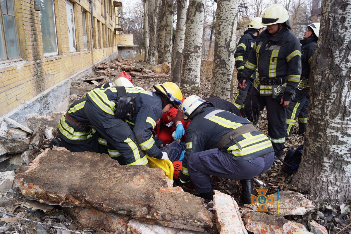 Спасатели достали пострадавшего из-под обломков