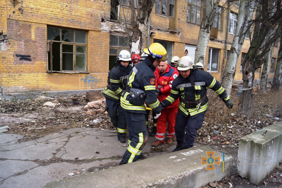 Мужчину погрузили на носилки и отнесли в машину "скорой помощи"