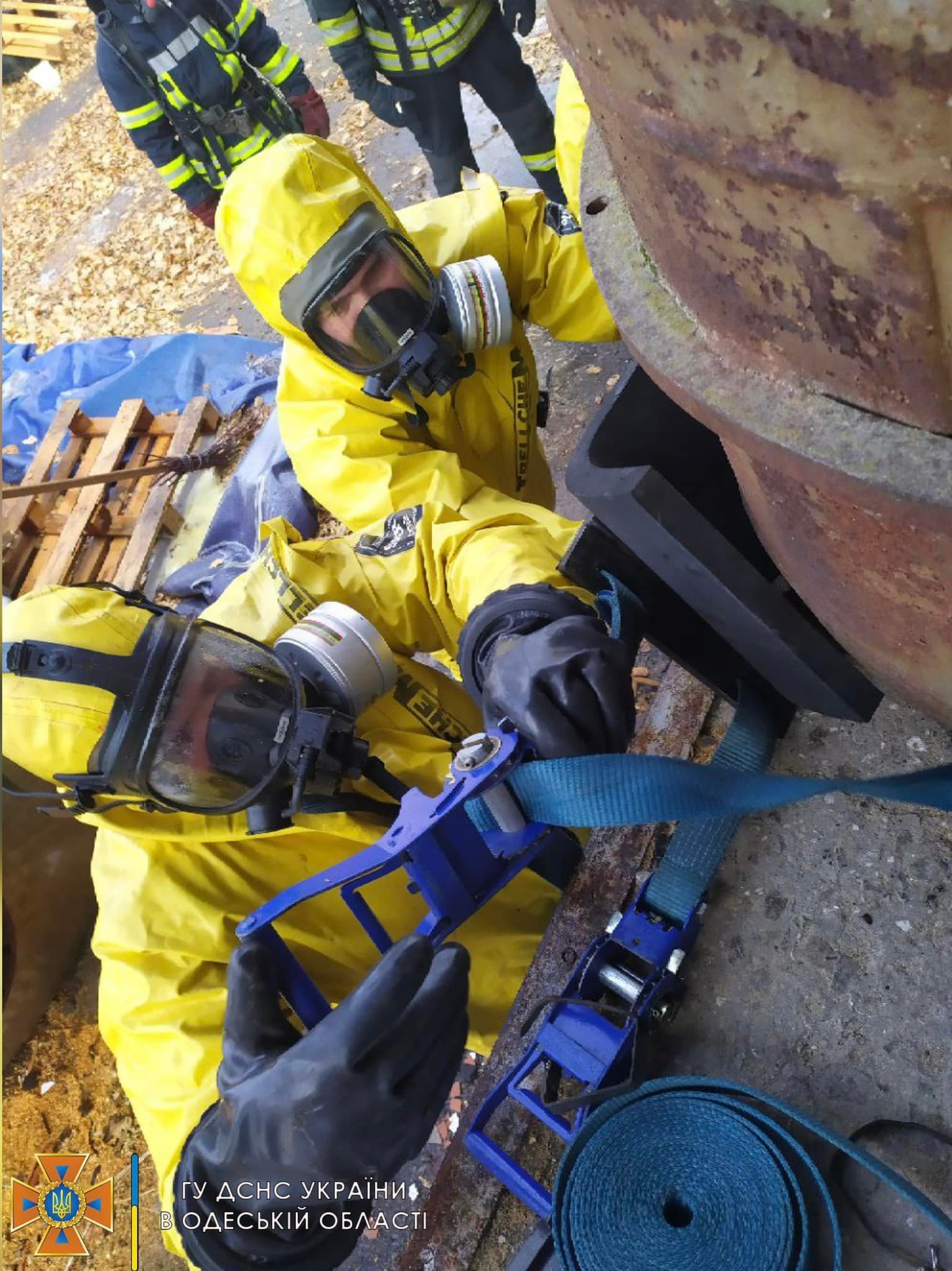 На предприятии в Одессе взорвался баллон с хлором: спасатели сбивают ядовитый пар водой 2