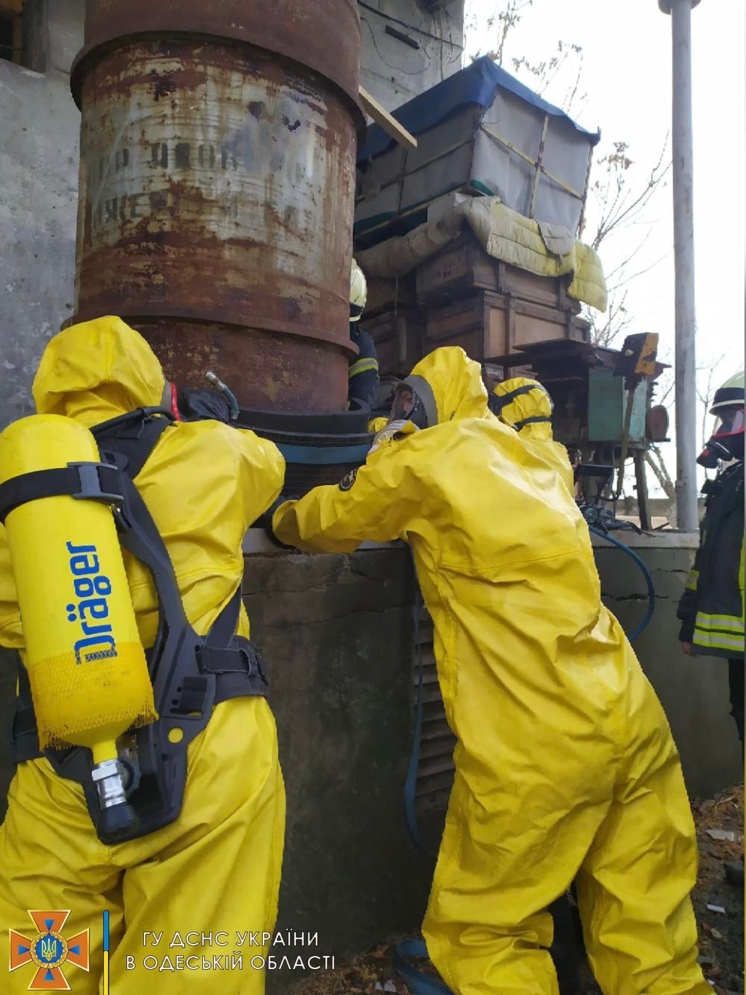 На предприятии в Одессе взорвался баллон с хлором: спасатели сбивают ядовитый пар водой 1