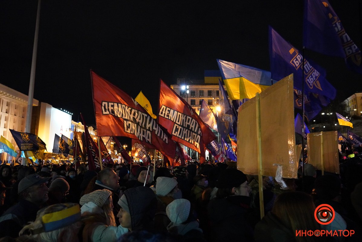 Тысячи людей митингуют на Майдане в Киеве. Хроника событий 3