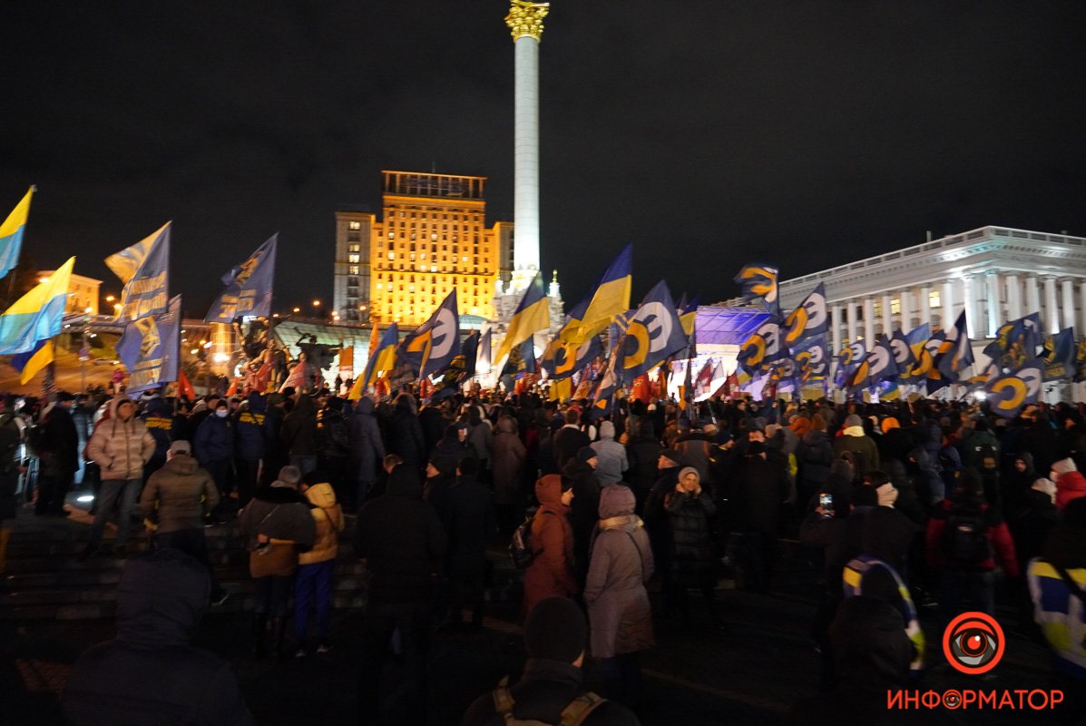 Тысячи людей митингуют на Майдане в Киеве. Хроника событий 19