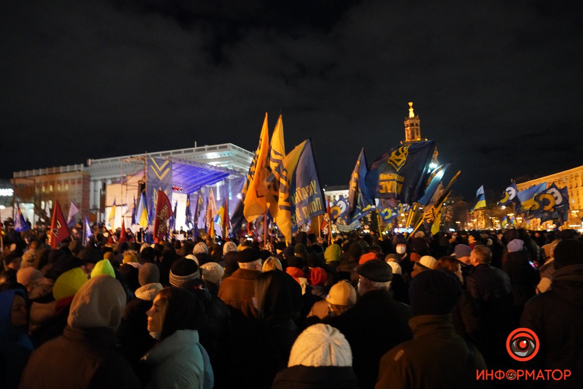 Тысячи людей митингуют на Майдане в Киеве. Хроника событий 24