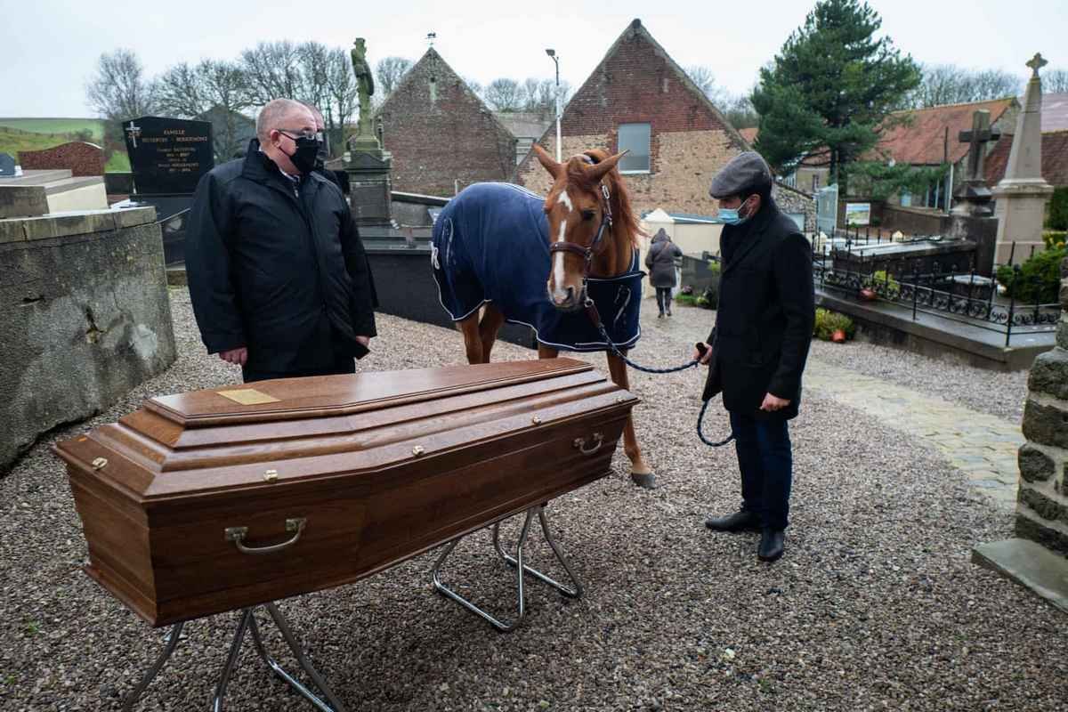 Пейо прощается с Дэниелом, который умер от рака