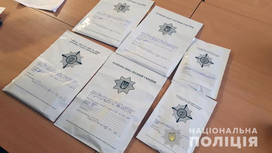 В Чернигове мужчина подарил девочке смартфон и попросил за это её обнажённые фото 3