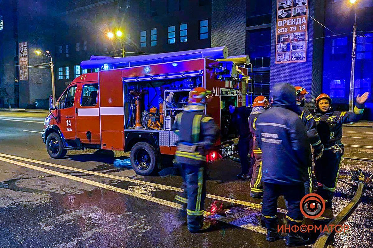У Києві Peugeot врізався у відбійник і спалахнув. Водій від удару вилетів із машини 3
