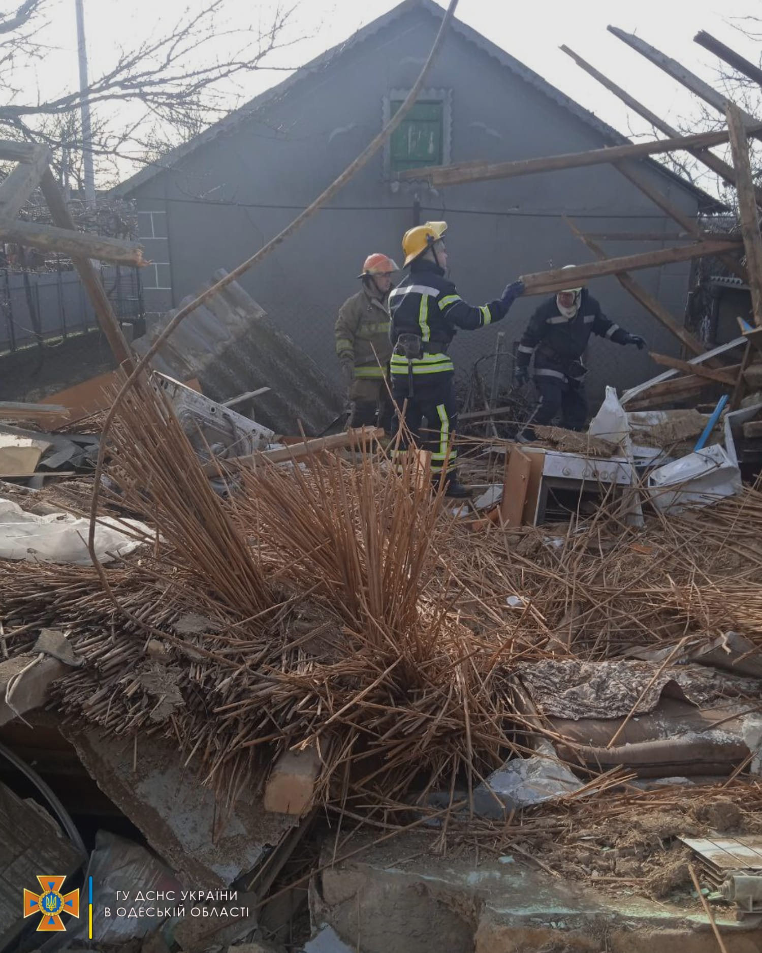 Вибух будинку на Одещині: рятувальники знайшли під завалами чоловіка 1