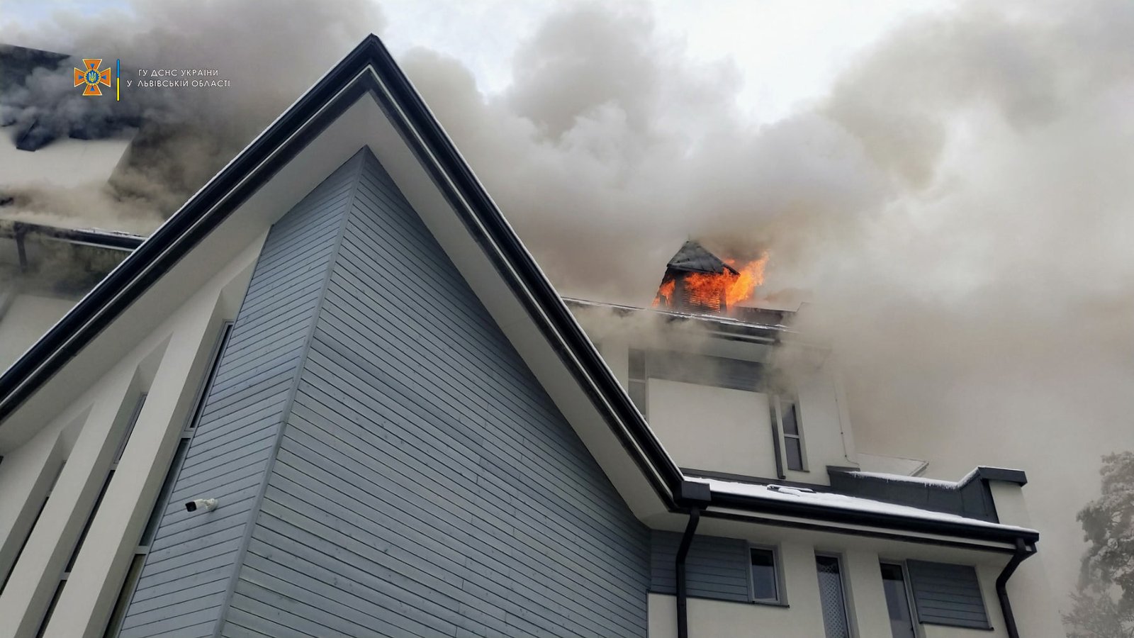 Во Львовской области горит костёл: есть пострадавшие 2