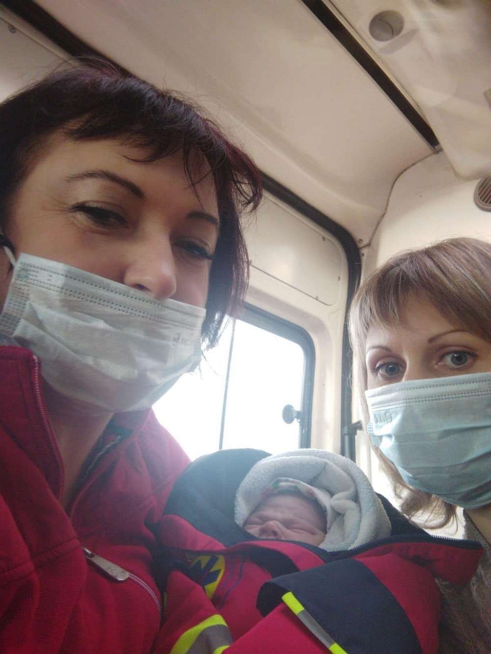 Дуже поспішав з'явитися на світ: у Харківській області фельдшери прийняли пологи просто у швидкій 1