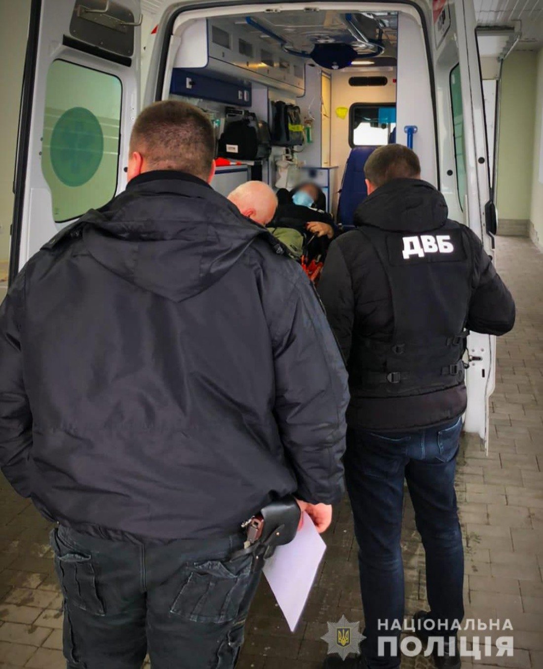 В Ровенской области мужчины выследили полицейского и напали на него и его жену: он подстрелил троих 3