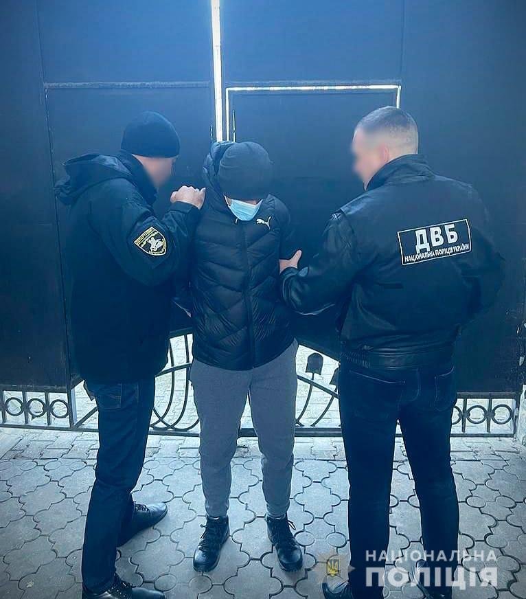 В Ровенской области мужчины выследили полицейского и напали на него и его жену: он подстрелил троих 1