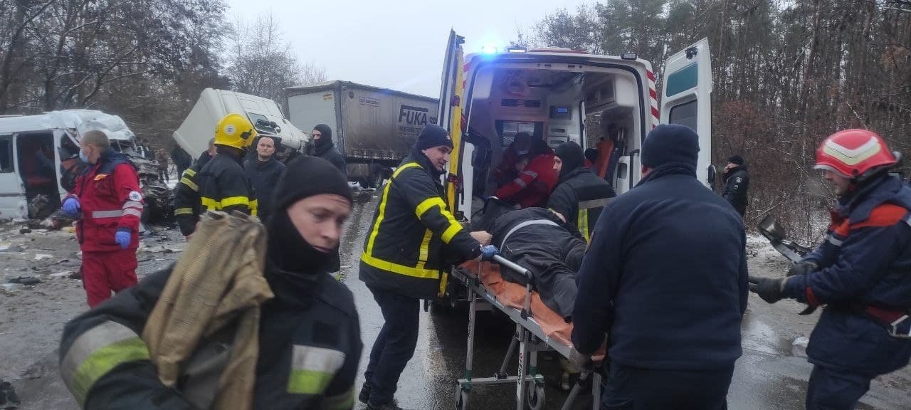 Смертельное ДТП с маршруткой в Черниговской области: погибли 12 человек, ещё 7 – в больнице 2