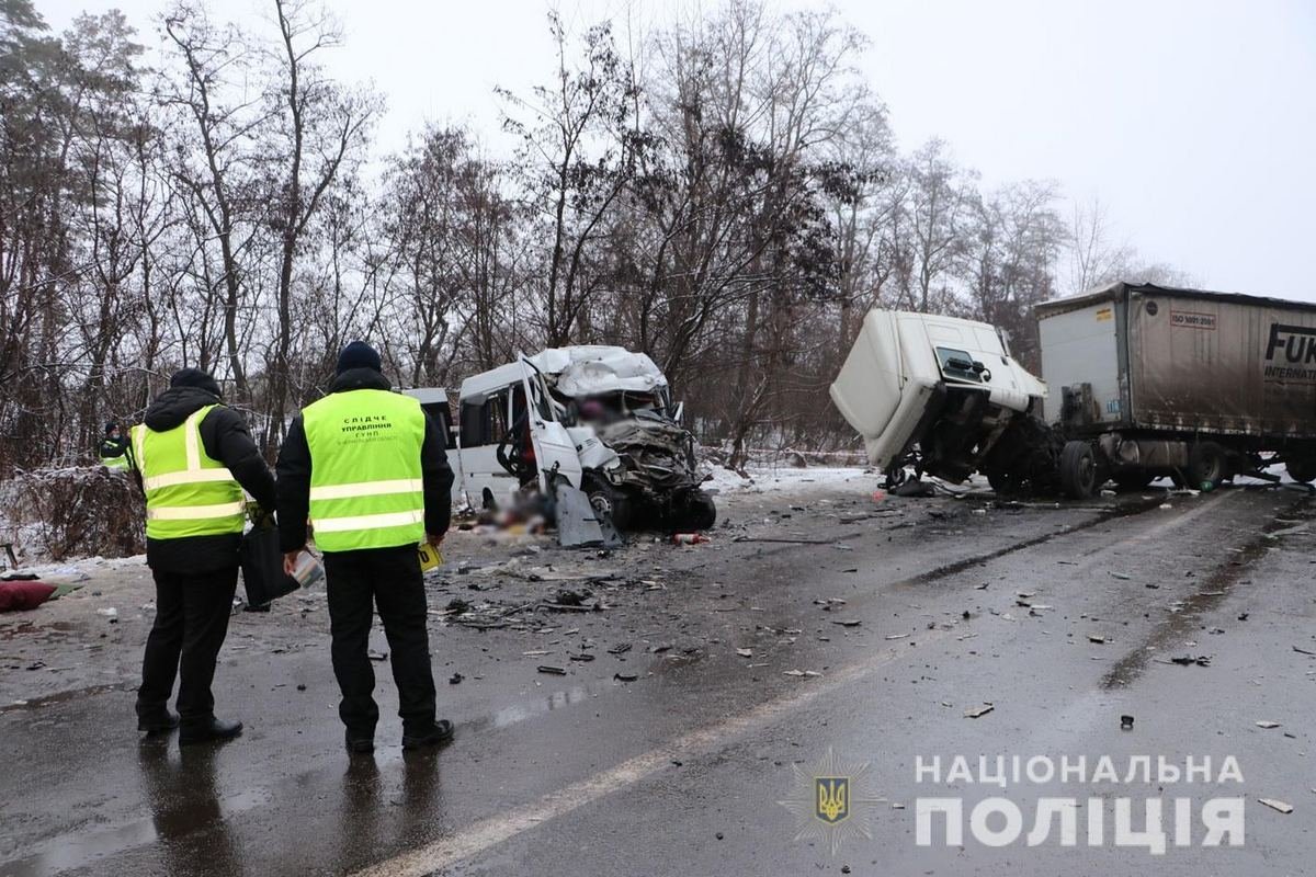 Из-за аварии трасса перекрыта Из-за аварии трасса перекрыта