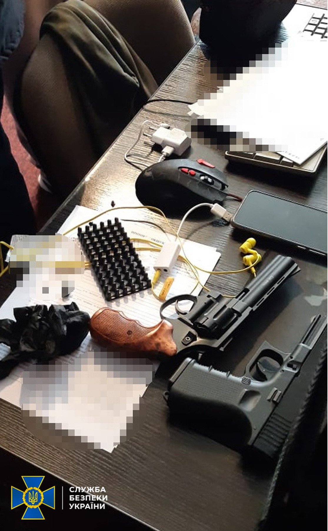 В Черкасской области студенты хотели устроить теракт в колледже: у них нашли пистолеты 2